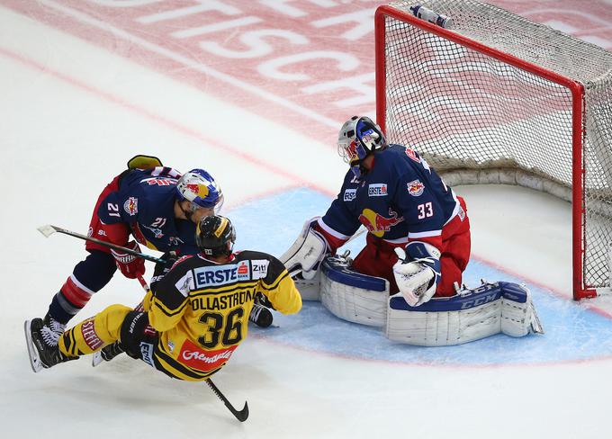 Salzburg Luke Gračnarja, ki v zadnjem času spet ne dobiva priložnosti v vratih, si je zagotovil zaključni plošček za polfinale lige EBEL. To je uspelo tudi Dunaju. Oba ga lahko izkoristita že v petek. | Foto: Sportida