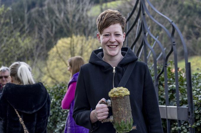 "Moja potica ima dve funkciji, lahko je vrček piva ali pa svetilka. Za spremembo smo ročaj naredili iz trte, kar sicer ni tradicionalni material v ljubenskih poticah," je povedala Tajda Kranjc.  | Foto: Ana Kovač