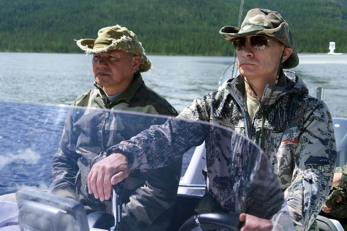 Vladimir Putin in Sergej Šojgu | Vladimir Putin je strasten ribič (na fotografiji leta 2013 skupaj s Sergejem Šojgujem na ribolovu v ruski republiki Tuvi), ribolov pa je za Rusijo tudi zelo pomembna gospodarska panoga.  | Foto Guliverimage