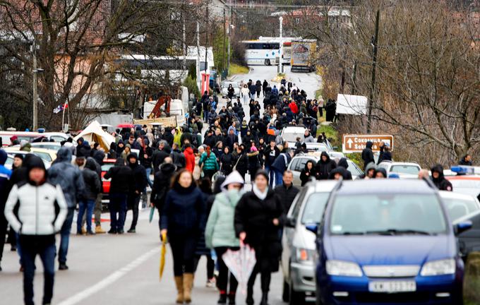 Po poročanju mreže Radio Slobodna Evropa je stanje trenutno mirno, še vedno pa so pred zgradbami občin tako policija kot prebivalci. | Foto: Reuters