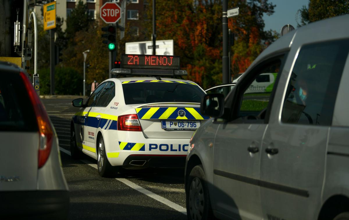 policija, policijsko vozilo | Policijska vozila za spremstvo varovane kolone so označena z rdečimi in modrimi svetilkami. | Foto STA