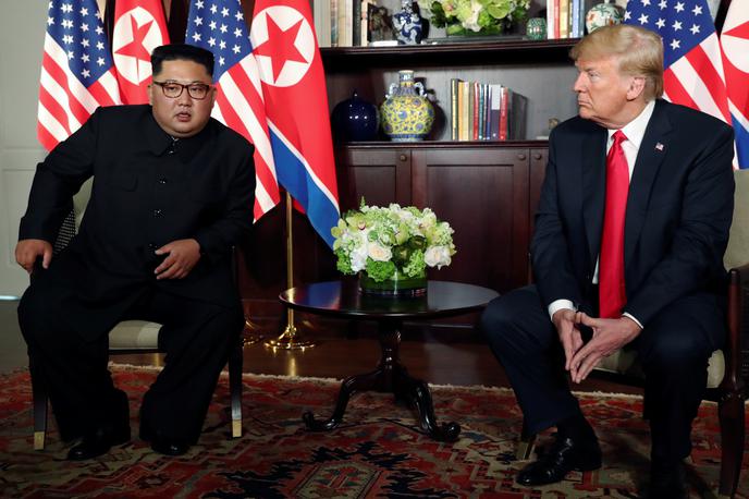 Donald Trump in Kim Džong Un | Severna Koreja lahko s sovražnimi dejanji izgubi vse, je severnokorejskemu voditelju Kim Džong Unu sporočil ameriški predsednik Donald Trump. | Foto Reuters