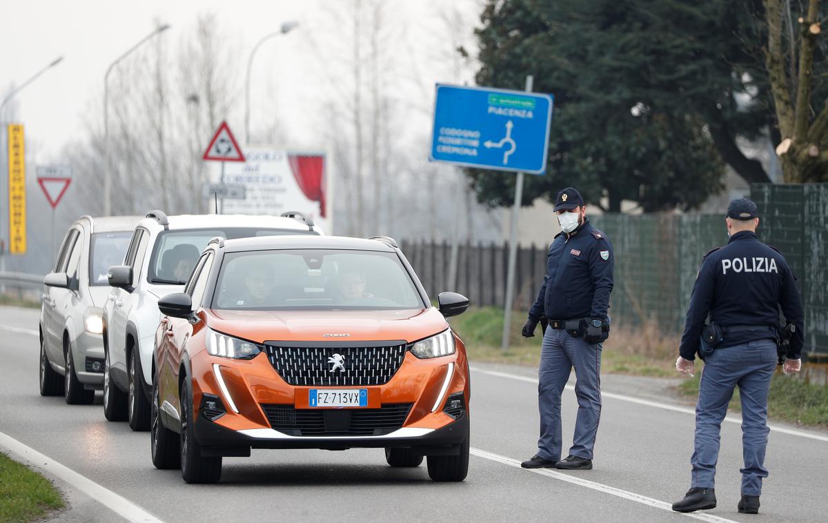 Koronavirus Italija | Italijani lahko do izteka karantene po državi zvečine potujejo le v primeru, če gredo v ali iz službe oziroma če se odpravljajo v zdravstveni dom.  | Foto Reuters