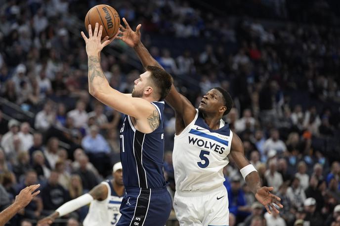 Luka Dončić, Anthony Edwards | Anthony Edwards v dvoboju z Luko Dončićem lani, ko je slovenski as še nosil dres Dallas Mavericks. | Foto Guliverimage