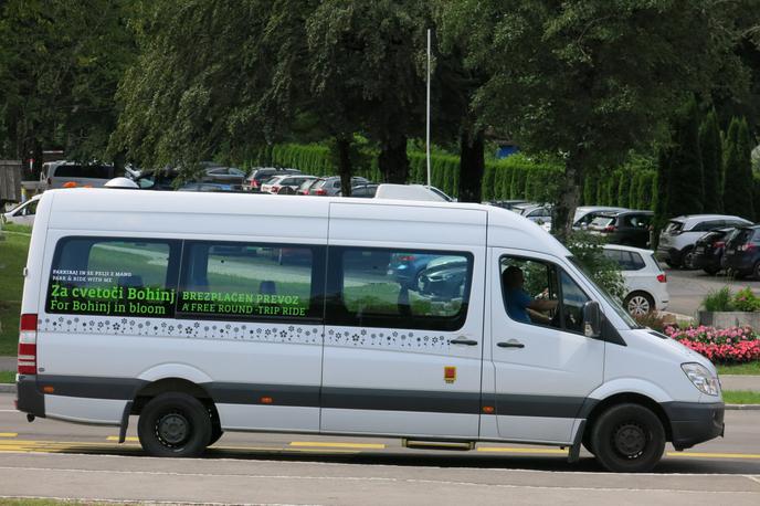 Bohinj | Zaračunavanje prevozov se bo začelo v letošnji poletni sezoni, ki bo pilotno obdobje. Na podlagi analize letošnje poletne sezone bodo po potrebi v prihodnje predlagali nove ukrepe oziroma prilagoditve, je povedal bohinjski župan Jože Sodja in dodal, da je uvedba plačljivih vozovnic glede na stroške za proračun nujna. | Foto STA