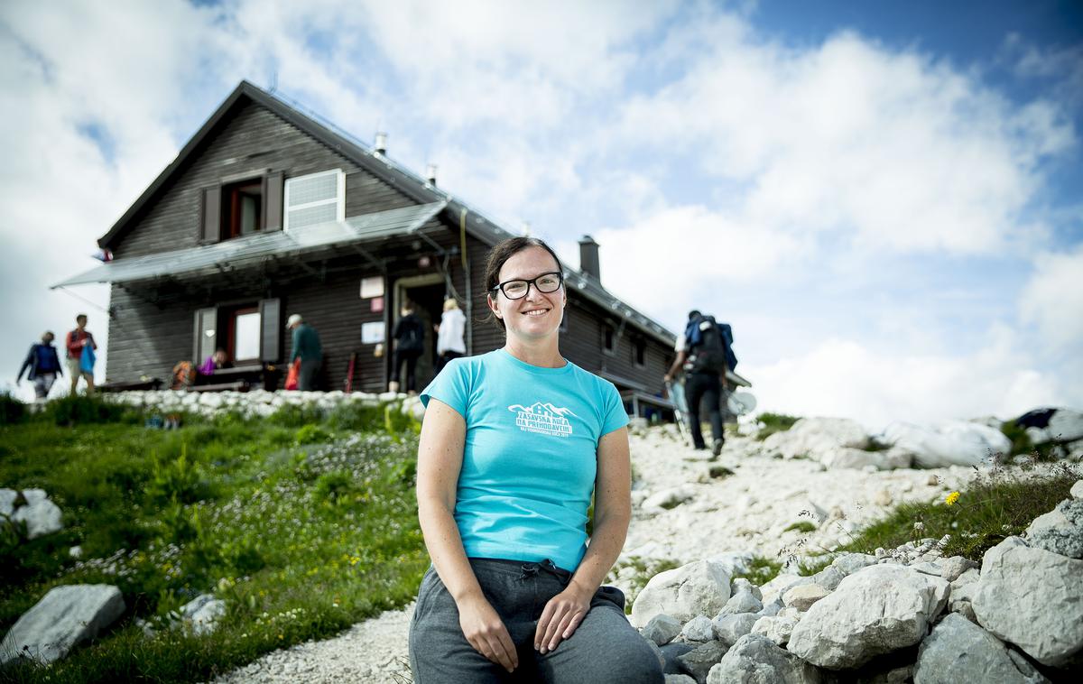 Zasavska koča na Prehodavcih, Prehodavci | Tea Dernovšek že peto leto sestavlja skrbniško zasedbo na Zasavski koči na Prehodavcih. | Foto Ana Kovač