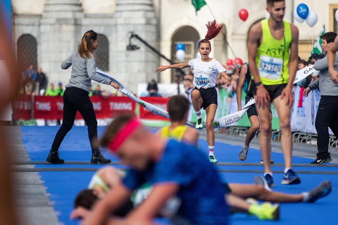 ... Klara Lukan sta postala zmagovalca desetkilometrske razdalje. S hitrim in suverenim tekom sta  zakoličila tudi nova državna rekorda v cestnem teku na deset kilometrov. Kokalj (30:52) je zmagal že tretjič zapored, Lukanova (33:23) je ljubljanskega zmagovalnega odra vajena že s šolskih tekov. | Foto: Sportida