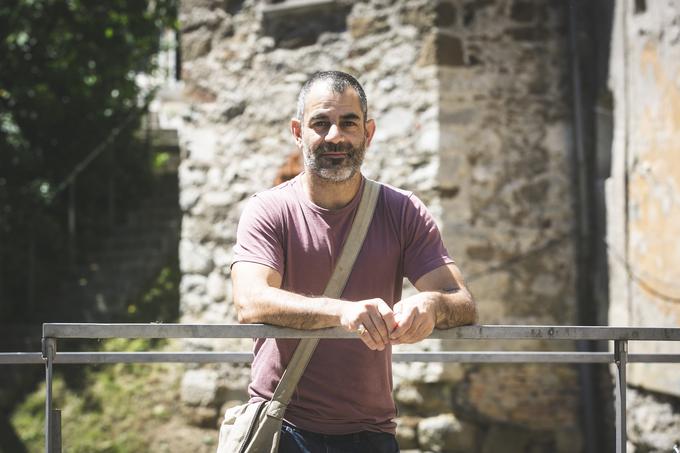 "Pisanje je lahko samostojno delo, fotografiranje prav tako, enako pa je zame pri filmu. Imam majhno kamero, zvok delam sam, ponoči montiram na svojem računalniku. Kolektivnost je morda lahko prispevek k boljšemu filmu, ni pa nujnost." | Foto: Ana Kovač