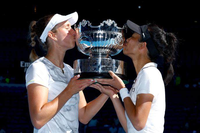 Elise Mertens in Hsieh Su-wei | Tajvanka Hsieh Su-wei in Belgijka Elise Mertens sta zmagovalki teniškega turnirja dvojic na odprtem prvenstvu Avstralije. | Foto Guliverimage