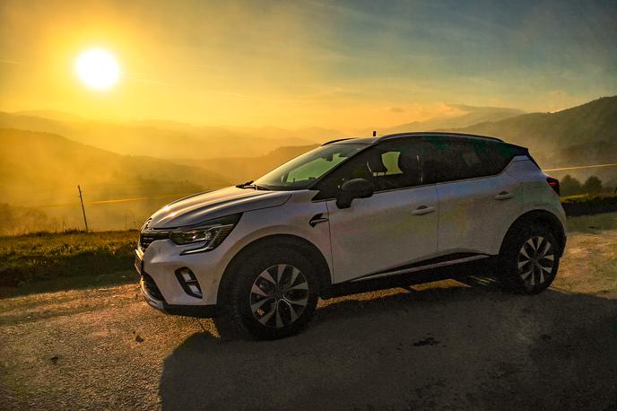 Renault captur hibrid | Priključno hibridne pogone najdemo v širšem naboru avtomobilov kot velja za zdaj pri povsem električnih vozilih. Taki hibridi združujejo klasični bencinski motor, elektromotor in manjšo litij-ionsko baterijo, z zasnovo športnega terenca ali križanca pa nudijo tudi dovolj avtomobilske svobode. Renault captur je prvi tak avtomobil v svojem razredu. | Foto Gregor Pavšič