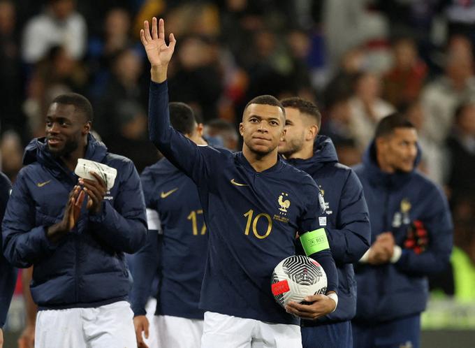 Kylian Mbappe je bil s tremi zadetki prvi strelec Francije na rekordnem strelskem "treningu" proti Gibraltarju (14:0). Za nagrado je prejel žogo. | Foto: Reuters