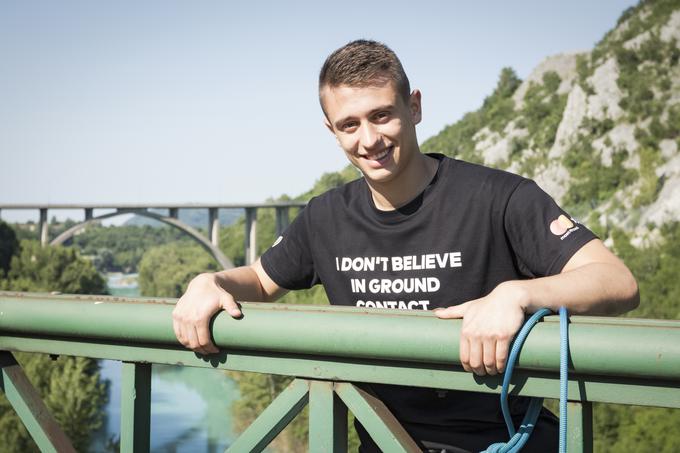 Akrobatu iz skupine Dunking Devils Janu Žnidaršiču je izkušnja pognala strah v kosti, a se je po nekaj poskusih navadil na položaj, skoki pa so postali čisti užitek.  | Foto: Arhiv Dunking Devils