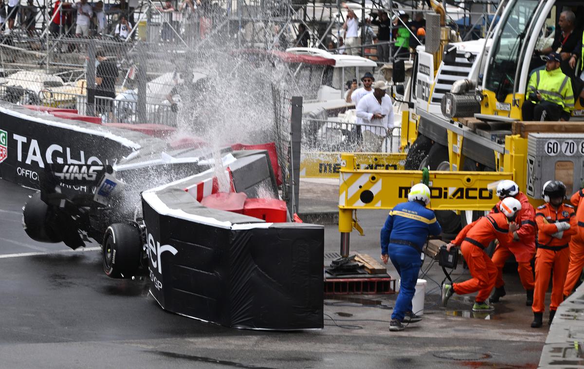 Monako Haas Mick Schumacher nesreča | Ko 800 kilogramov težak dirkalnik trešči v zid in zaščitne gume. | Foto Reuters