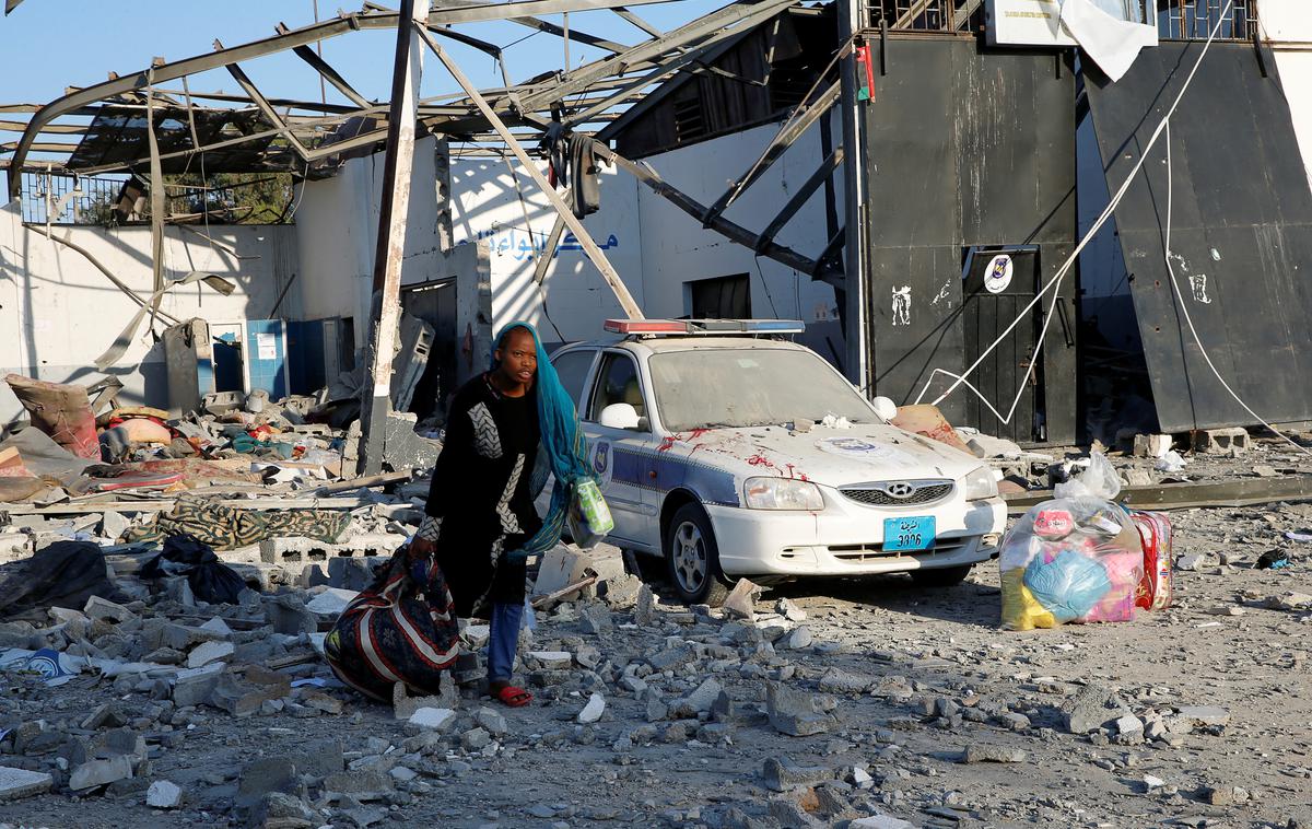 Napad na migrantski center pri Tripoliju | Foto Reuters