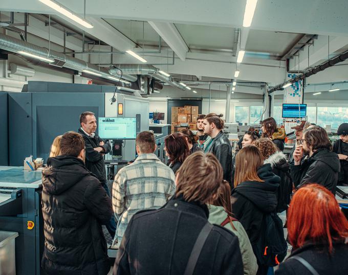 Študentje medijske produkcije na strokovni ekskurziji v Demago print. | Foto: Academia, višja strokovna šola