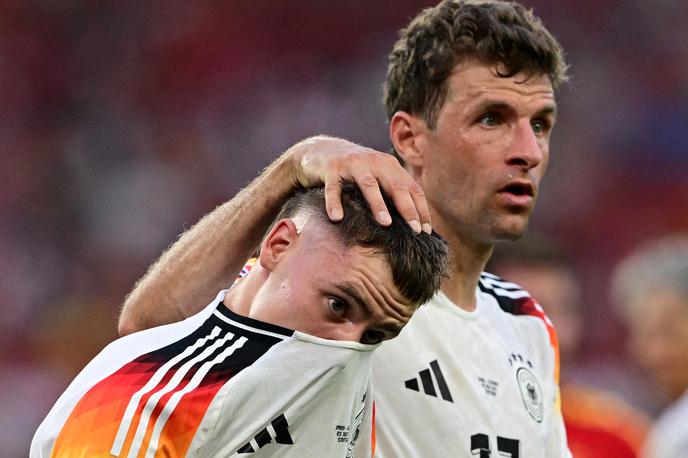 Thomas Müller | Thomas Müller je za Nemčijo odigral 131 tekem. Tako je tolažil mlajšega soigralca Floriana Wirtza po porazu proti Španiji. | Foto Reuters