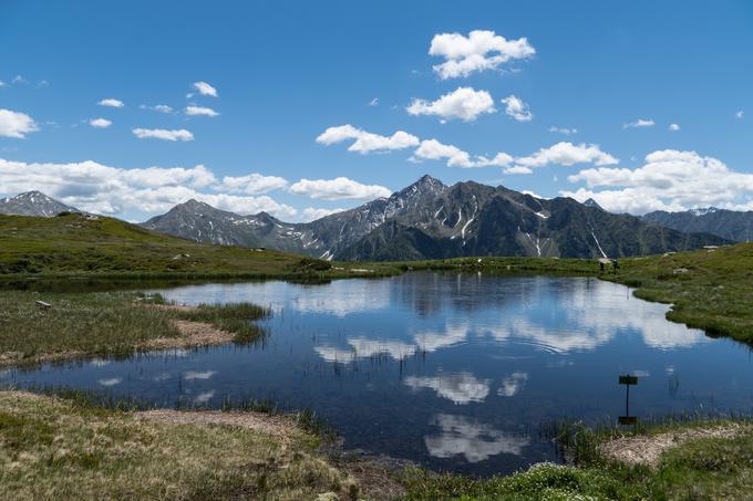 Kljub začetni dolžini objektiva (18 mm) ta v kombinaciji s crop senzorjem še vedno ni dovolj širok, da bi to "mlakužo" zajel v celoti. | 18 mm, f/9, ISO-100, 1/250 sekunde | Foto: Peter Susič