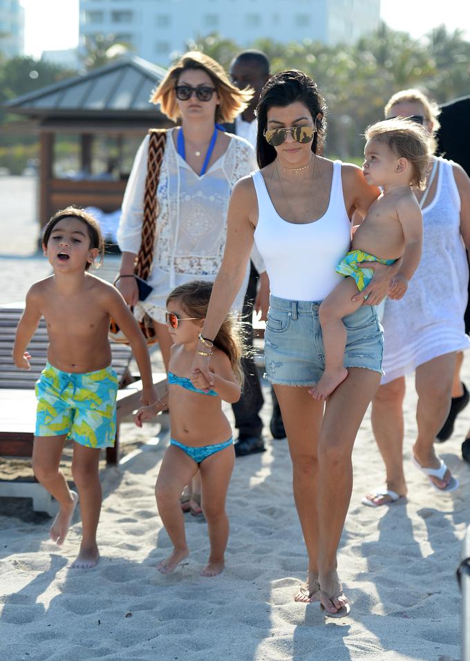 Kourtney s svojimi tremi otroki | Foto: Cover Images