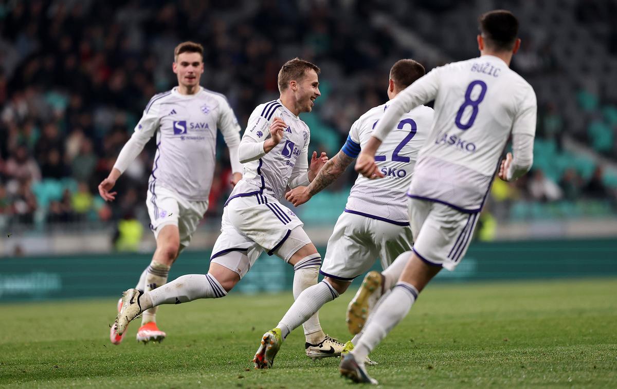 NK Maribor Jan Repas | Jan Repas je (sicer z malo pomoči enega od branilcev) premagal Matevža Vidovška za vodstvo in zmago Maribora z 2:1. | Foto www.alesfevzer.com