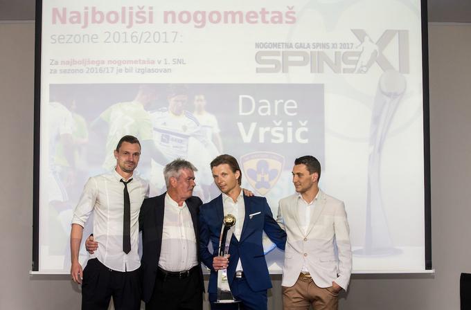 V finale izbora za najboljšega nogometaša sezone so se uvrstili Milivoje Novaković, Dare Vršič in Dominik Glavina. Na oder je nato stopil Marko Elsner, legenda slovenskega nogometa, in nagrado izročil presrečnemu 32-letniku. | Foto: Vid Ponikvar