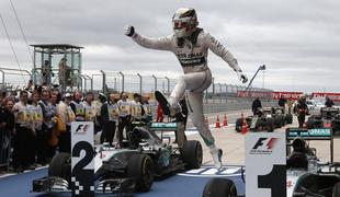 Lewis Hamilton tekmece matiral tri dirke pred koncem sezone f1