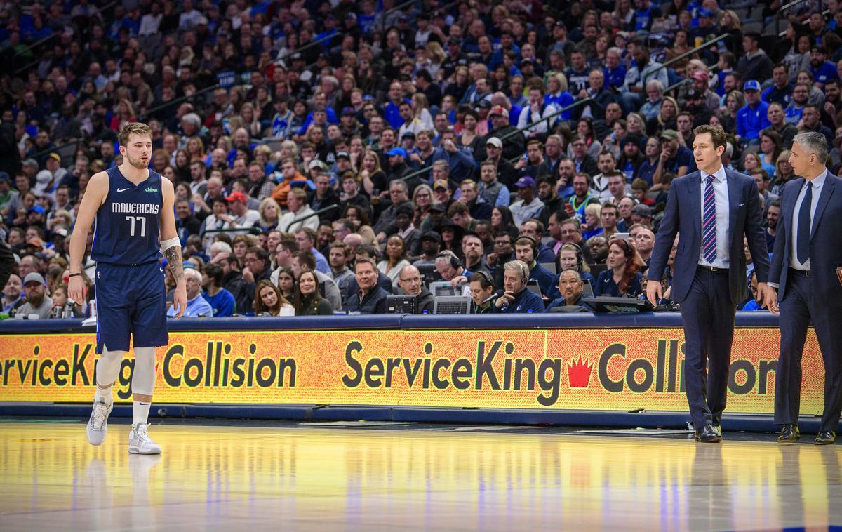 Luke Walton Dallas Sacramento | Luku Waltonu, ki je med dvobojem "zaprosil" Luko Dončića, naj se podpiše sodniku po tekmi, pri Sacramentu pomaga Igor Kokoškov. Nekdanji selektor Slovenije, s katero je postal evropski prvak, in aktualni selektor Srbije. | Foto Reuters