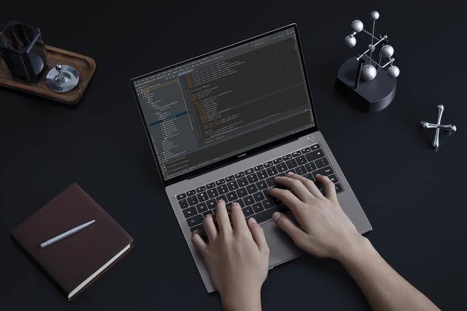 Izjemno zmogljiva 56 Wh baterija pri Huawei MateBook X Pro zagotavlja 11 ur brskanja po internetu in 15 ur običajne uporabe. | Foto: 