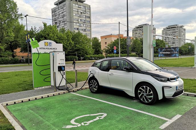 BMW i3 polnilnica | V pol ure nakupovanja se baterija lahko napolni tudi za novih 150 ali 200 kilometrov dosega. | Foto Gregor Pavšič