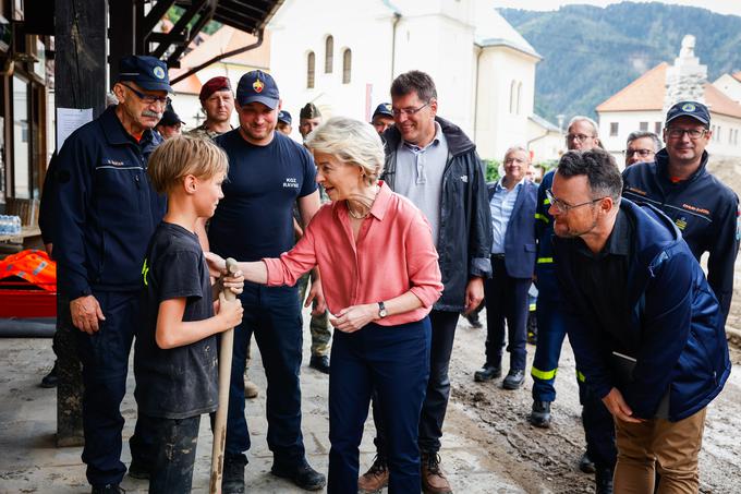 Ob poplavah sta Slovenijo obiskala predsednica Evropske komisije Ursula von der Leyen in predsednik Evropskega sveta Charles Michel ter obljubila pomoč Evropske unije. Slovenija je oktobra 2023 Bruselj prosila za pomoč. Iz solidarnostnega sklada EU smo 11. decembra dobili prvih sto milijonov evrov predplačil, še 328 milijonov naj bi Slovenija prejela predvidoma v jeseni 2024. | Foto: Vlada RS