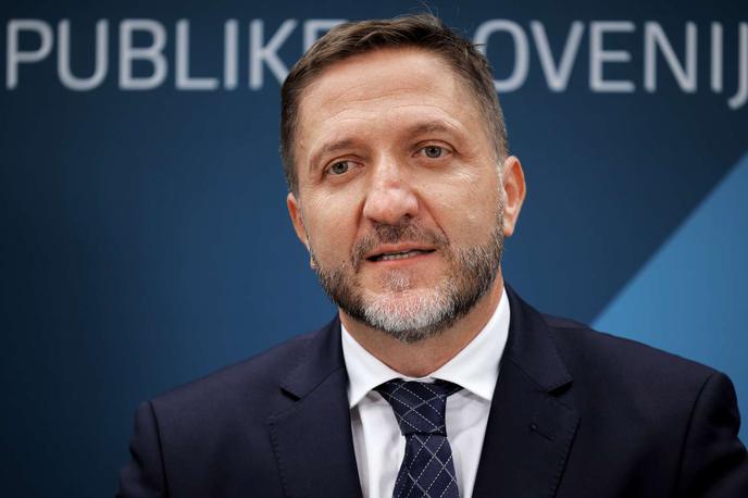 Klemen Boštjančič | Po besedah ministra Klemna Boštjančiča so oblikovanje obeh predlogov spremljale negotovosti, povezane z varnostnim stanjem, spoznanja o nezadostni konkurenčnosti in produktivnosti Evrope v primerjavi z globalnimi tekmeci ter ponovna vzpostavitev fiskalnih pravil v EU. | Foto STA