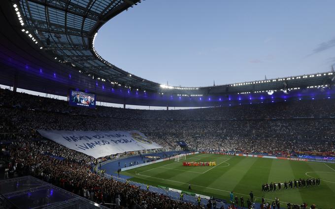 Letošnji finale lige prvakov, ki bi ga moral po prvotnem scenariju gostiti Sankt Peterburg, a ga je Uefa po ruskem vojaškem napadu na Ukrajino pred tremi meseci preselila v Francijo, se je začel s 36-minutno zamudo. | Foto: Reuters