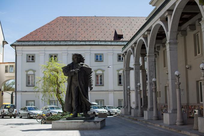 Jeseni leta 1846, torej dobro leto pred smrtjo, se je Prešeren preselil v Kranj. Danes tam deluje Prešernovo gledališče Kranj, pred njim pa stoji mogočen Prešernov kip. Prešernovo ime v Kranju nosijo še osnovna šola, gimnazija in ena osrednjih ulic v mestnem središču. Prijetno sprehajališče je Prešernov gaj. V Kranju je Prešeren tudi pokopan. | Foto: Klemen Korenjak