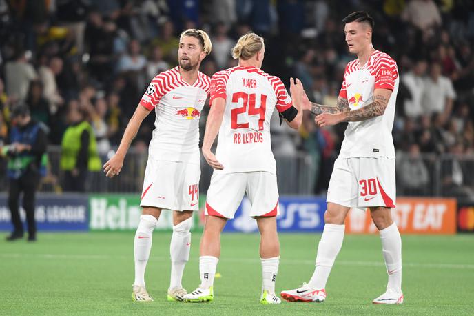 Benjamin Šeško | Benjamin Šeško je postal najmlajši nogometaš Leipziga, ki je zabil gol v ligi prvakov. Tako sta mu za zadetek čestitala rojak Kevin Kampl, ki je bil njegov kapetan, in strelec drugega zadetka Xaver Schlager. | Foto Guliverimage