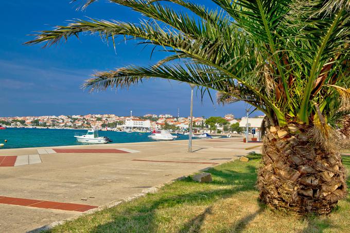 V Ličko-senjski županiji so nove okužbe potrdili pri prebivalcih mesta Novalja na otoku Pagu, ki je le streljaj oddaljeno od razvpite plaže Zrće. | Foto: Getty Images