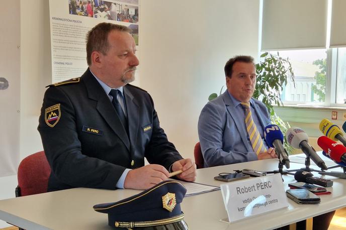 Policijska konferenca | Ugotovitve preiskave, sodne obdukcije in analiza sledi po besedah Božičnika kažejo, da so najprej v obraz zadeli 27-letnega sopotnika v seatu, pozneje pa še 22-letnika, ki je bil glavna tarča napada in je v streljanju tudi umrl. | Foto Policija