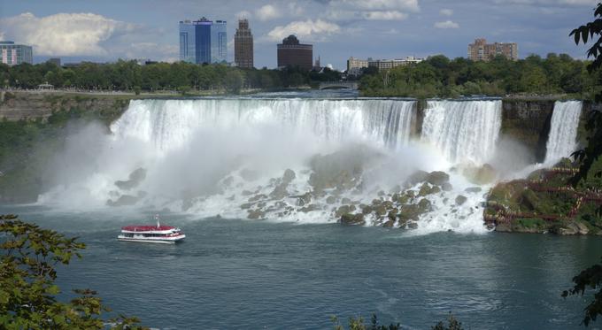 ... bodo Niagarski slapovi na meji med Kanado in ZDA dokončno erodirali 32 kilometrov kopnega, ki jih loči od jezera Eire, in prenehali obstajati.  | Foto: Reuters