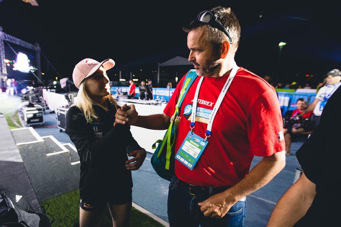 Garnbretova in Matej Planko, organizacijski vodja tekme svetovnega pokala v Kopru | Foto: Grega Valančič