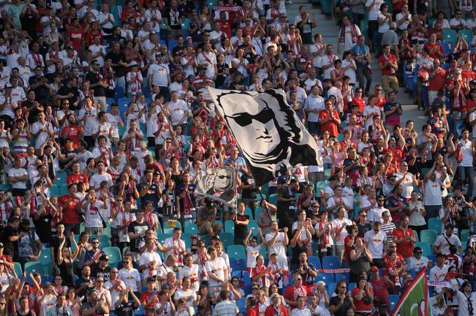 Ljubiteljev nogometa v Leipzigu, ki zahajajo na tekme rdečih bikov, ne moti mlada preteklost kluba. | Foto: Reuters