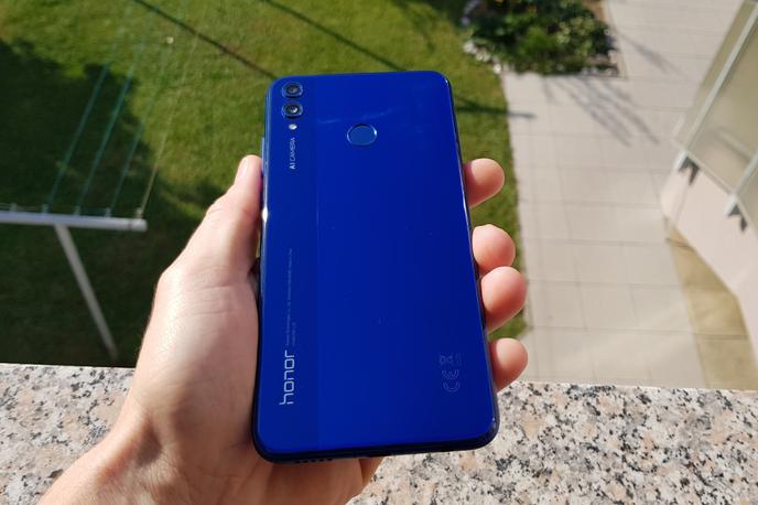 Honor 8X | Honor 8X je zelo lep pametni telefon, s čimer se je po uradni predstavitvi v Pragi prejšnji četrtek strinjala tudi velika večina prisotnih novinarjev. Slovenskim kupcem bo na voljo tudi v črni in agresivni, a hkrati tudi simpatični rdeči barvi. | Foto Matic Tomšič