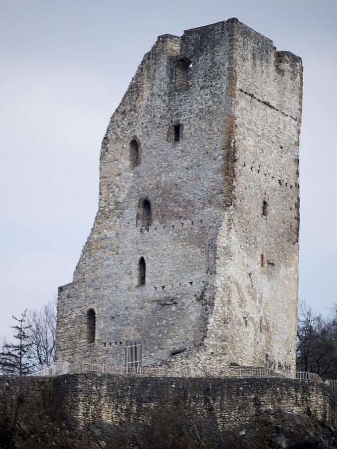 Velenje se nahaja v Šaleški dolini, ki ji pravijo tudi dolina gradov. Na fotografiji: ostanki gradu Šalek. | Foto: 