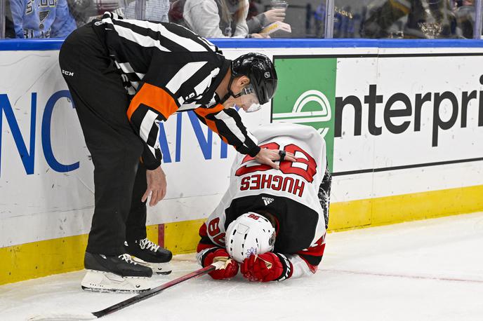 Jack Hughes | Dvojni udarec za New Jersey Devils. Izgubili so tekmo s St. Louis Blues in najkoristnejšega igralca uvodnega dela sezone Jacka Hughesa, ki se je poškodoval. | Foto Reuters