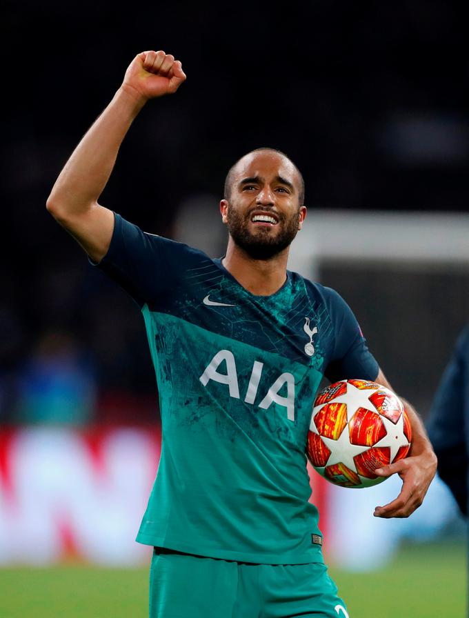 Lucas Moura je za tri zadetke prejel posebno nagrado, žogo s tekme. | Foto: Reuters