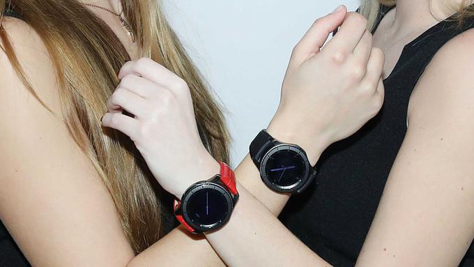 Proizvajalec napoveduje od tri do štiri dni delovanja brez polnjenja, med našim preizkusom pametne ure Samsung Gear S3 Frontier pa je po 24 urah zmerno nadpovprečne uporabe, vsemi vklopljenimi senzorji in povezavo Bluetooth ter brez izklopa zaslona ob nedejavnosti kazalec moči še vedno kazal nekaj več kot polovico. | Foto: 