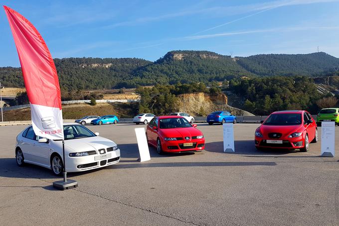 Prvi leon (na levi) z oznako cupra je imel v nosu 2,8-litrski stroj V6 in je bil, zanimivo, opremljen s štirikolesnim pogonom. Zmogel je 235 kilometrov na uro in do stotice pospešil v 7,3 sekunde. V oči pri evoluciji tega modela pa pade oblikovanje, vsi trije so zaradi pristopa "manj je več" po našem okusu še vedno razmeroma sveži. | Foto: Jure Gregorčič