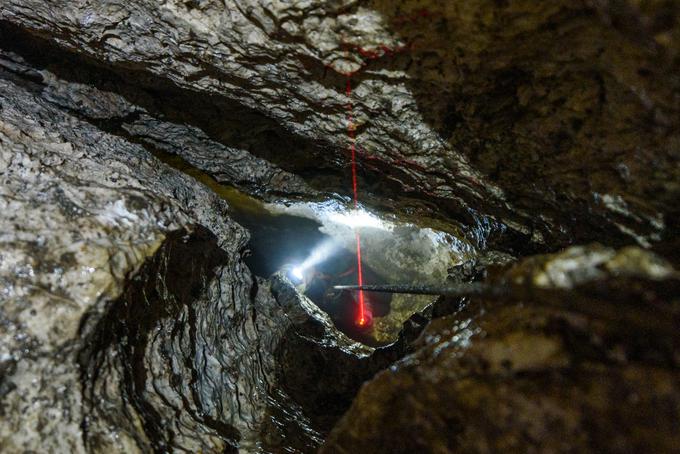 Jame merijo z laserskimi merilci. | Foto: Domagoj Korais