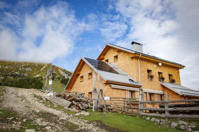 Dom na Kofcah je bil v okviru energetske obnove deležen tudi popolne obnove zunanje podobe. Nova fasada iz macesnovih skodel (kar 16 tisoč jih je) naj bi zdržala naslednjih sto let. | Foto: Bojan Puhek