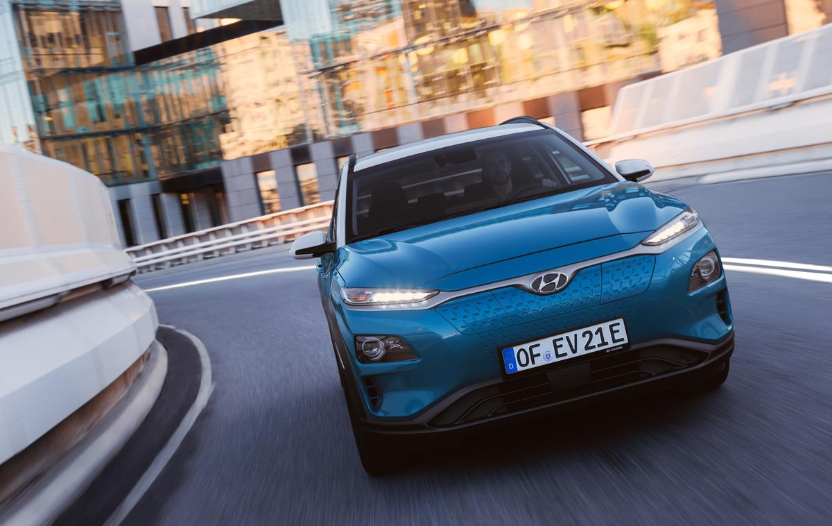 hyundai kona electric | Med tako imenovanimi "ljudskimi" znamkami pripravlja Hyundai s kono electric prvi popolnoma uporaben električni avtomobil. Je manj prostoren od nissana leafa, a ima že možnost večje baterije. Koliko se razlikuje od premium konkurence? | Foto Hyundai