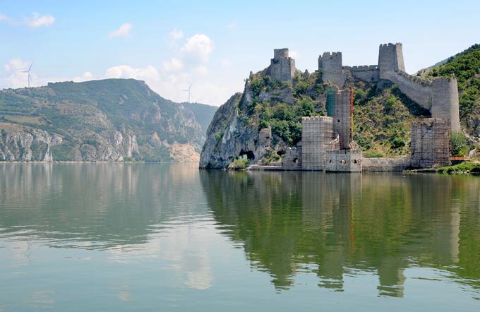 Delno potopljeni grad Golubac na obali Donave | Foto: Thinkstock