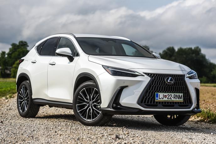 Lexus NX | Lexus NX je dolg 4,6 metra, širok je 1,86 metra in ima 2,69 metra medosne razdalje. Masa priključnohibridne različice znaša 2,1 tone. | Foto Gašper Pirman