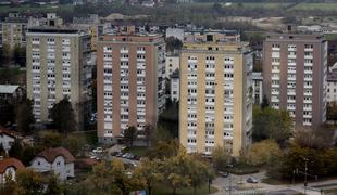 Etažni lastniki vlado pozivajo, naj zagotovi strokovno razkuževanje večstanovanjskih stavb